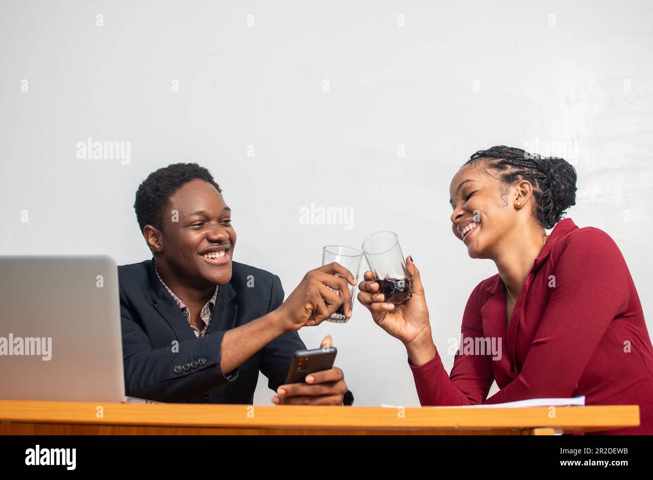 ein afrikanischer Geschäftskollege trinkt im Büro Stockfoto