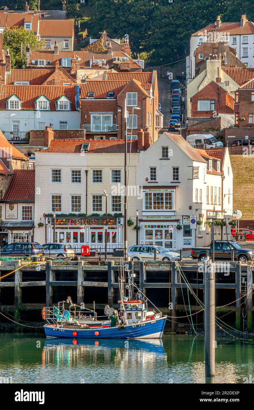 Kleines Fischerboot in der Gewohnheit von Scarborough an der Nordseeküste von North Yorkshire, England Stockfoto