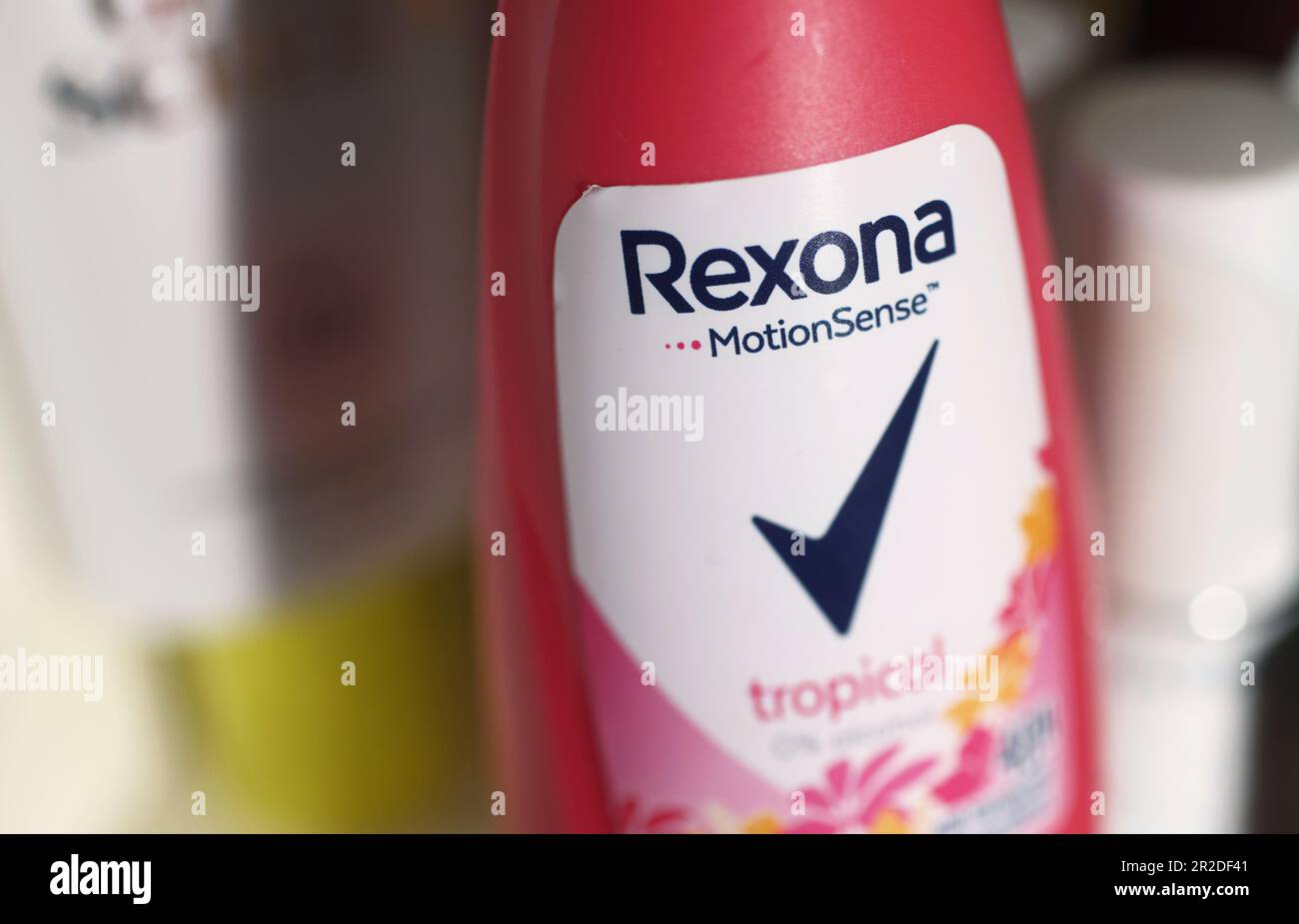 Verschiedene Produkte im Badezimmer, Rexona Deodorant. Stockfoto