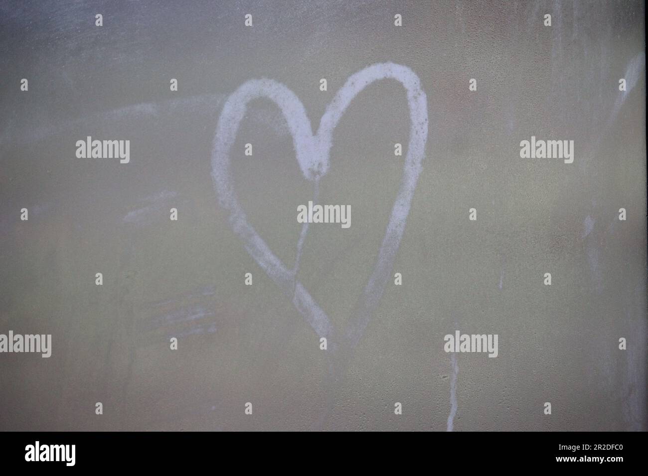 Bild der Liebe im Fensterglas in meinem Haus Stockfoto