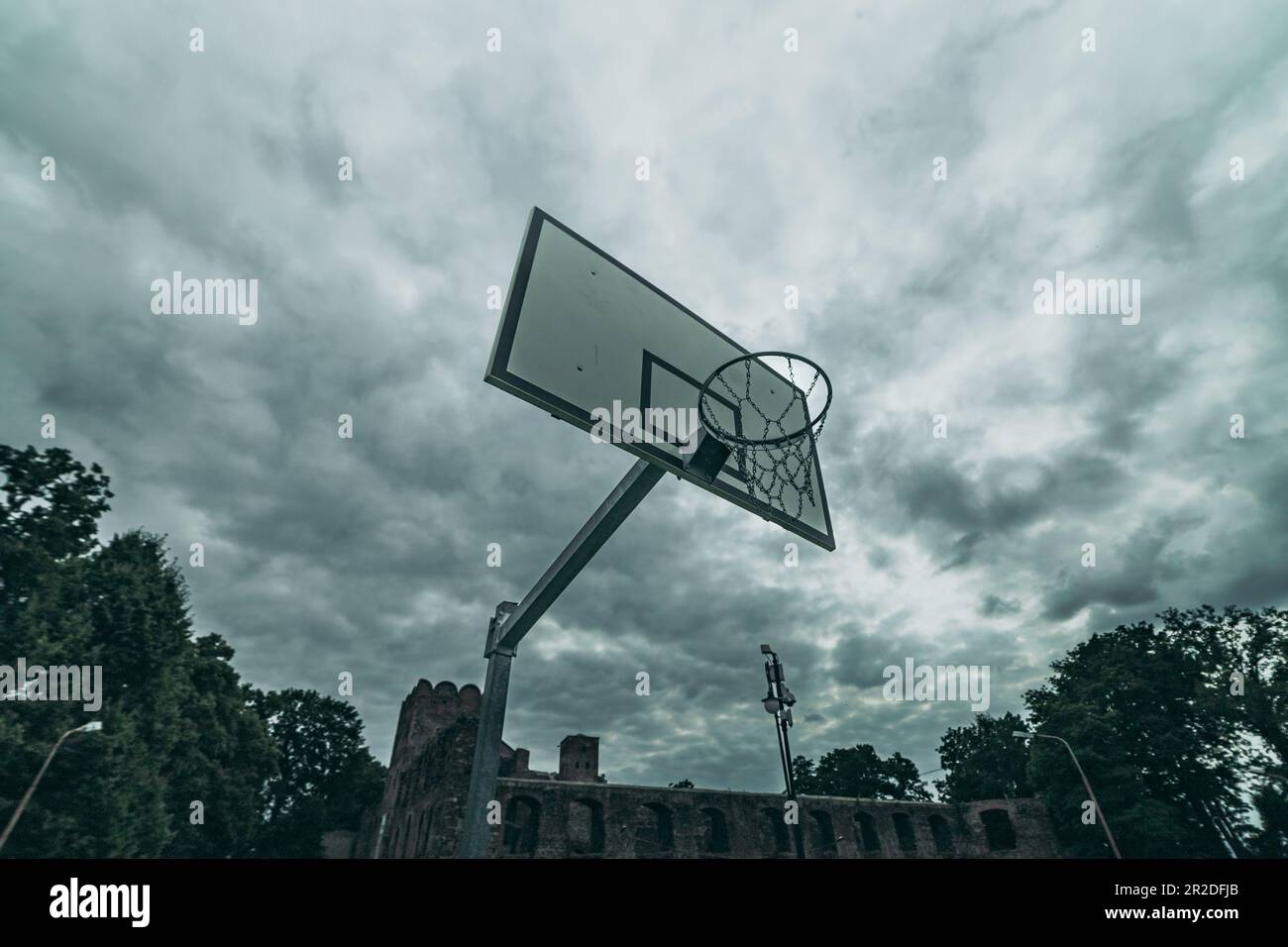 Basketballrückwand gegen den bewölkten Himmel Stockfoto