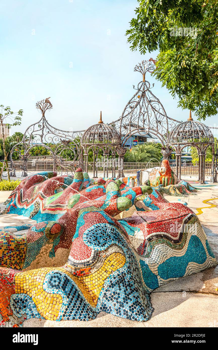 Brunnen im Gaudi-Stil am Merlion Walk auf der Insel Sentosa, Singapur Stockfoto