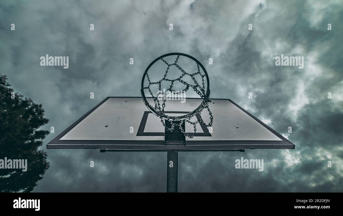 Basketballrückwand gegen den bewölkten Himmel Stockfoto