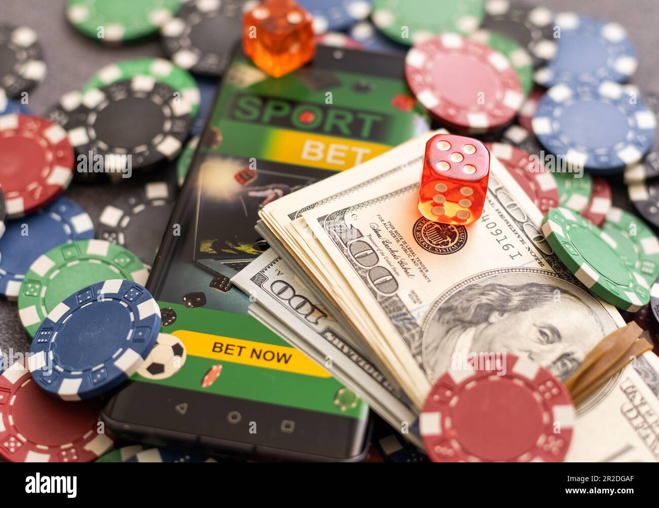 online-poker-konzept-smartphone-und-pokerchips-auf-grunem-hintergrund-poker-online-banner-speicherplatz-kopieren-vignette-fur-text-platzieren-glucksspiel-2r2dgaf.jpg