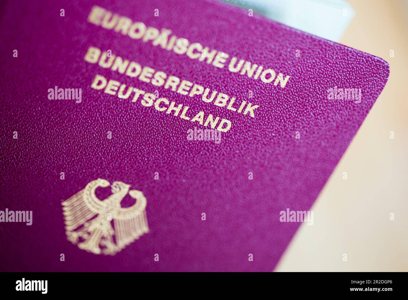 EINGEREICHT am 13. Juli 2016, Nordrhein-Westfalen, Köln: Deutscher Pass. Die Bundesregierung hat sich auf weitere Grundzüge eines neuen Staatsbürgerschaftsgesetzes mit leichteren Einbürgerungen geeinigt. Personen, die Verbrechen aus antisemitischen, rassistischen, fremdenfeindlichen oder anderen unmenschlichen Gründen begangen haben, sind ausdrücklich auszuschließen. Dies ist in einem neuen Entwurf des Innenministeriums vorgesehen, der unter anderem mit dem Justizministerium koordiniert wurde. Foto: Rolf Vennenbernd/dpa Stockfoto