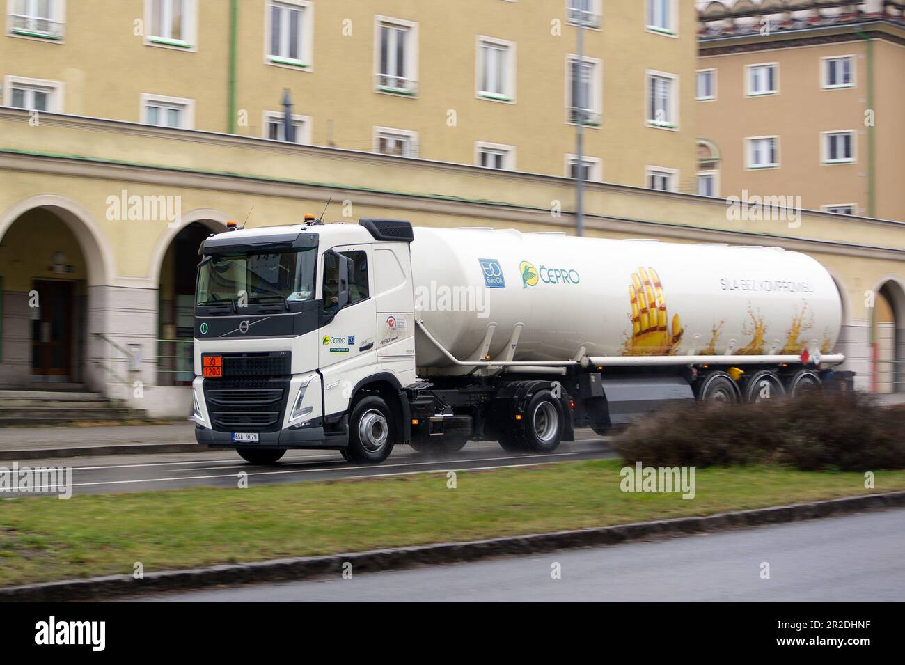 HAVIROV, TSCHECHISCHE REPUBLIK - 17. NOVEMBER 2023: Volvo FH Zisternenwagen von CEPRO- und EuroOil-Unternehmen, die fossile Brennstoffe mit Bewegungsunschärfe liefern Stockfoto