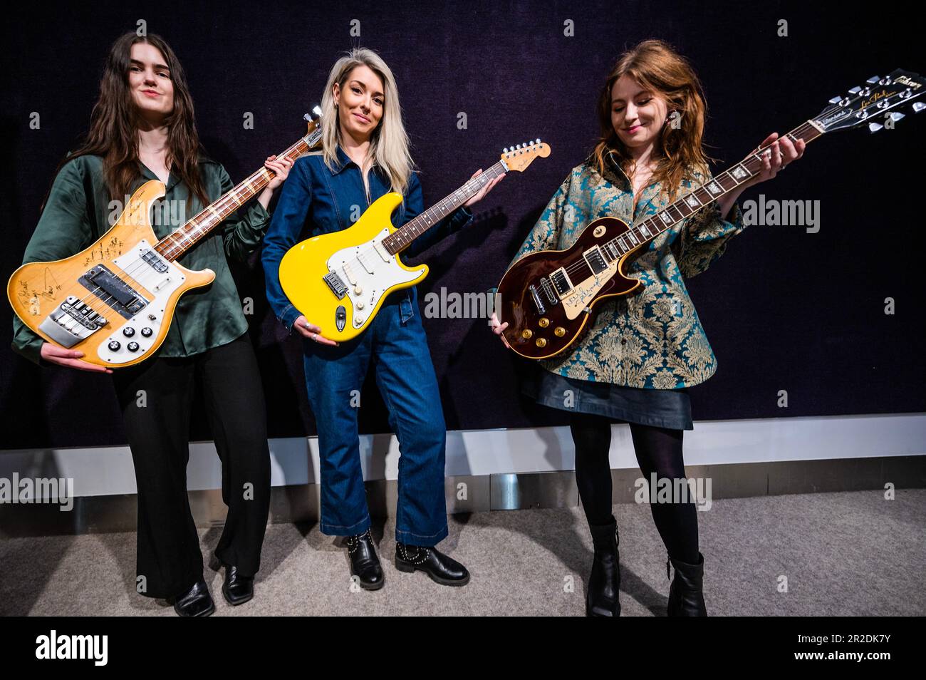 London, Großbritannien. 19. Mai 2023. Ein wichtiger funktionierender Prototyp von Graffiti Yellow, Fender Stratocaster Gitar, speziell für Jeff Beck von Fender hergestellt und auf Tour zwischen 1986 und 1989 verwendet, mit einem Gibson Les Paul Standard im Besitz von Noel Gallagher, 1982, Est 60.000 15.000-80.000 20.000 und einem Rickenbacker 4001 Bass Gitar im Besitz und gespielt von Maurice Gibb, Unterzeichnet von jedem Mitglied von The Bee Gees, 1970, Set 10.000–15.000 £ – Vorschau auf Bonhams' Rock, Pop & Film Sale im Knightsbridge-Verkaufsraum. Der Verkauf selbst findet vom 15. Bis 24. Mai in Knightsbridge statt. Kredit: Guy Bell/Alamy Live News Stockfoto