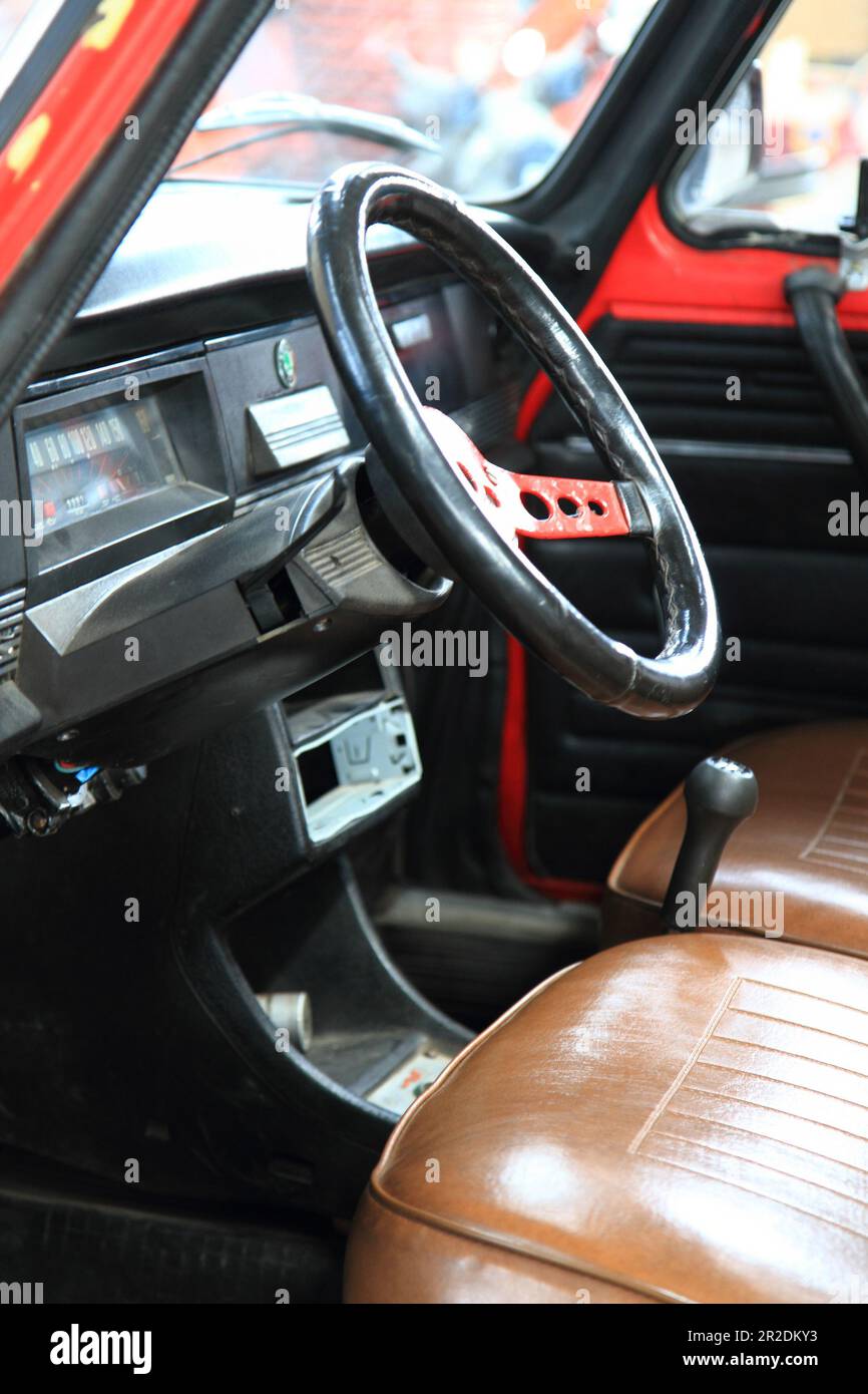 Sehr altes Auto-Interieur als schöner Hintergrund Stockfoto