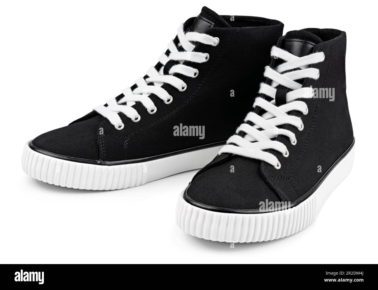 Schwarze lässige High Tops Sneaker isoliert auf weißem Hintergrund mit Clipping Path. Volle Schärfentiefe Stockfoto