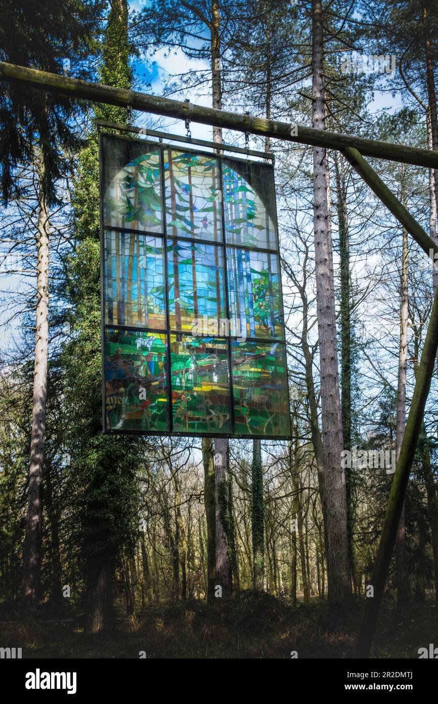 Skulpturenpark im Wald von Dean, Skulpturen im Wald Skulpturen vertrauen auf Kunstwerke von Kevin Atherton, Gloucestershire Stockfoto