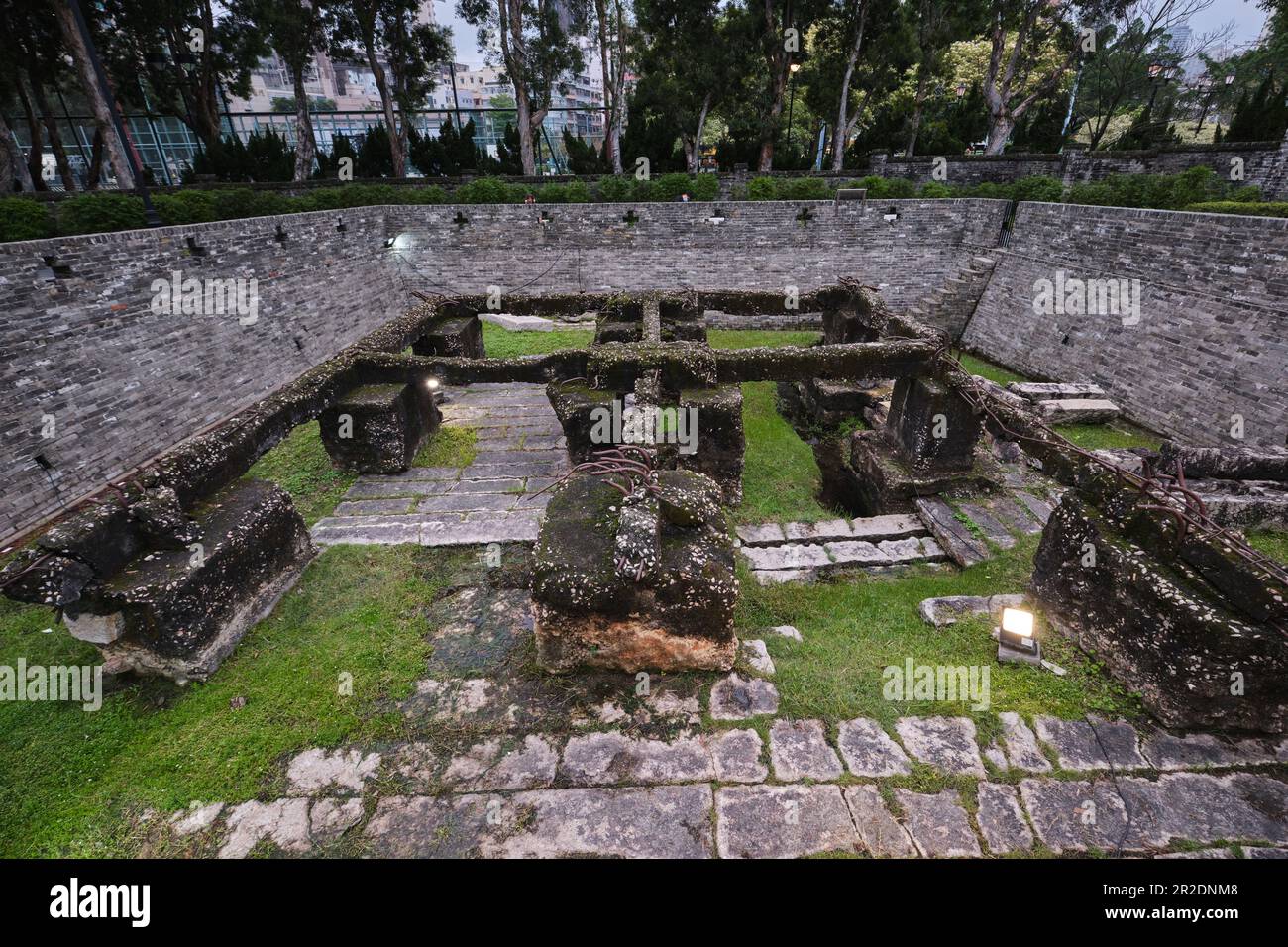 Hongkong SAR, China - April 2023: Überreste des Südtors, Fundamentruinen im Kowloon Walled City Park Stockfoto