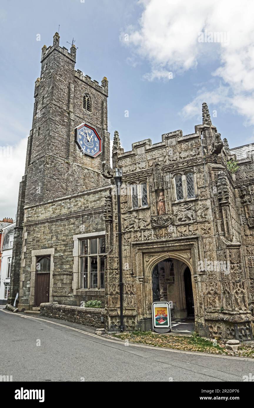 Die Südveranda der Kirche St. Mary Magdalena in Launceston, ein wunderschönes, spätmittelalterliches Gebäude mit herrlichen skupierten Außenwänden aus Granit. Sie haben Stockfoto