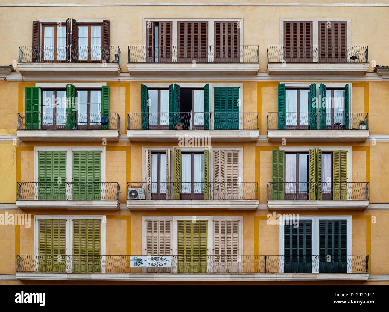 Palma, Mallorca, Spanien - Mai 13. 2023: Gebäudefassade mit Balkonen und Fensterläden auf der Plaza Major, Palma de Mallorca. Stockfoto