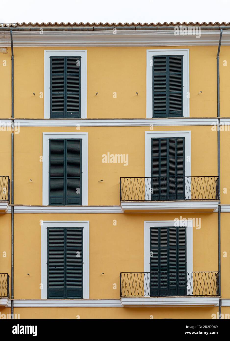 Palma, Mallorca, Spanien - Mai 13. 2023: Gebäudefassade mit Balkonen und Fensterläden auf der Plaza Major, Palma de Mallorca. Stockfoto