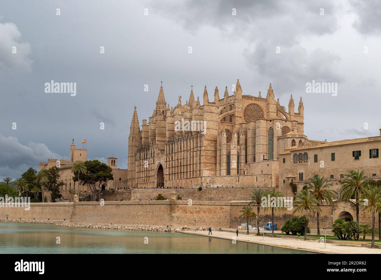 Palma, Mallorca - 13. 2023. Mai: Kathedrale Santa Maria unter bewölktem Himmel in Palma de Mallorca, Spanien Stockfoto