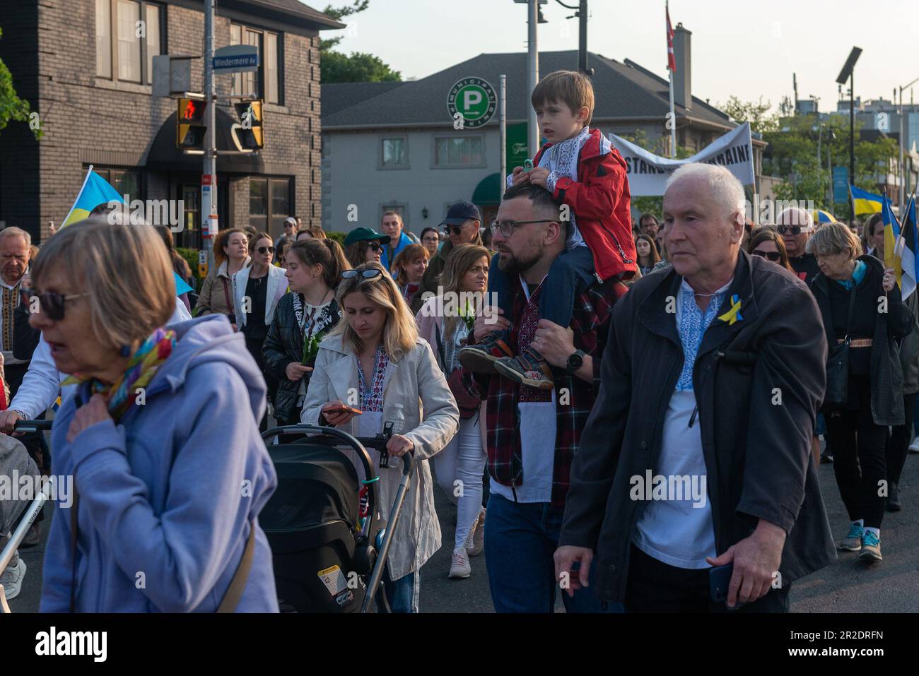 Toronto, ONTARIO, Kanada – 18. Mai 2023: Menschen in ukrainischer Nationalkleidung – Vyshivanka laufen am Vyshyvanka Day, dem ce, entlang der Toronto Street Stockfoto