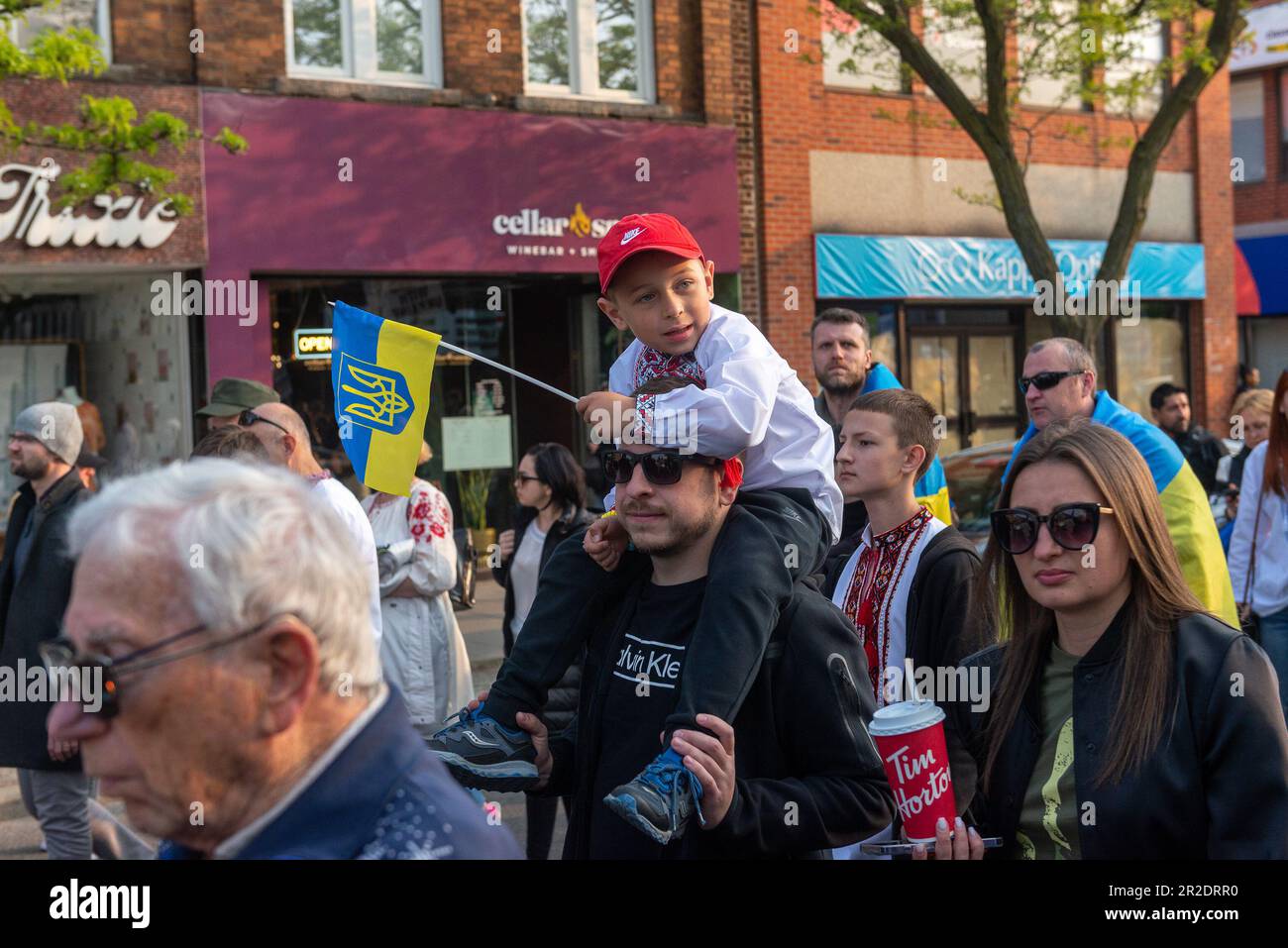 Toronto, ONTARIO, Kanada – 18. Mai 2023: Menschen in ukrainischer Nationalkleidung – Vyshivanka laufen am Vyshyvanka Day, dem ce, entlang der Toronto Street Stockfoto