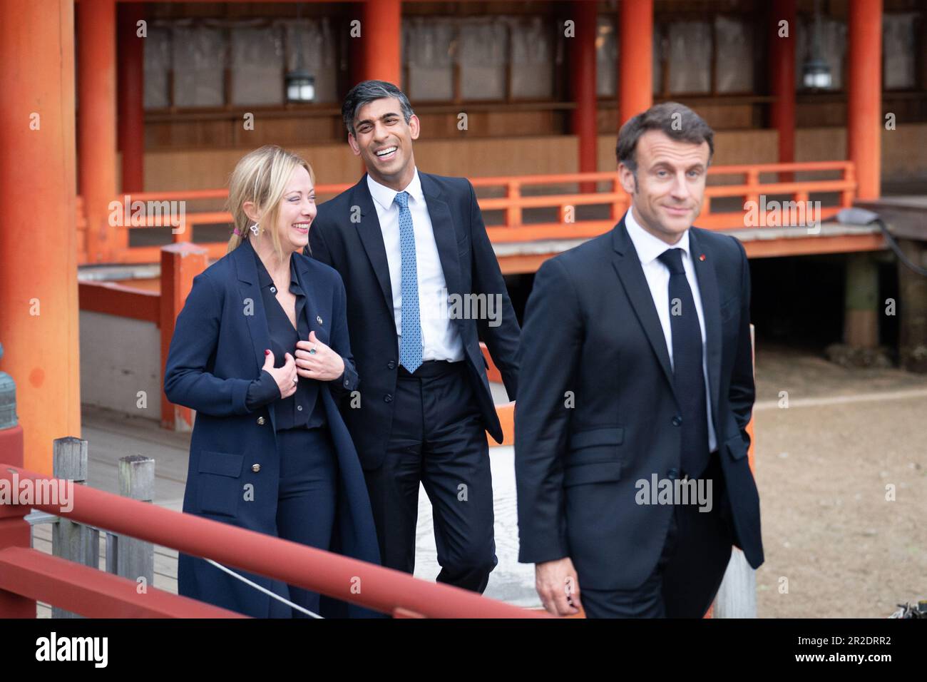 (Von links nach rechts) der italienische Ministerpräsident Giorgia Meloni, Premierminister Rishi Sunak und der französische Präsident Emmanuel Macron treffen während des G7-Gipfels in Hiroshima, Japan, für das Familienfoto am Itsukushima-Schrein ein ein. Foto: Freitag, 19. Mai 2023. Stockfoto