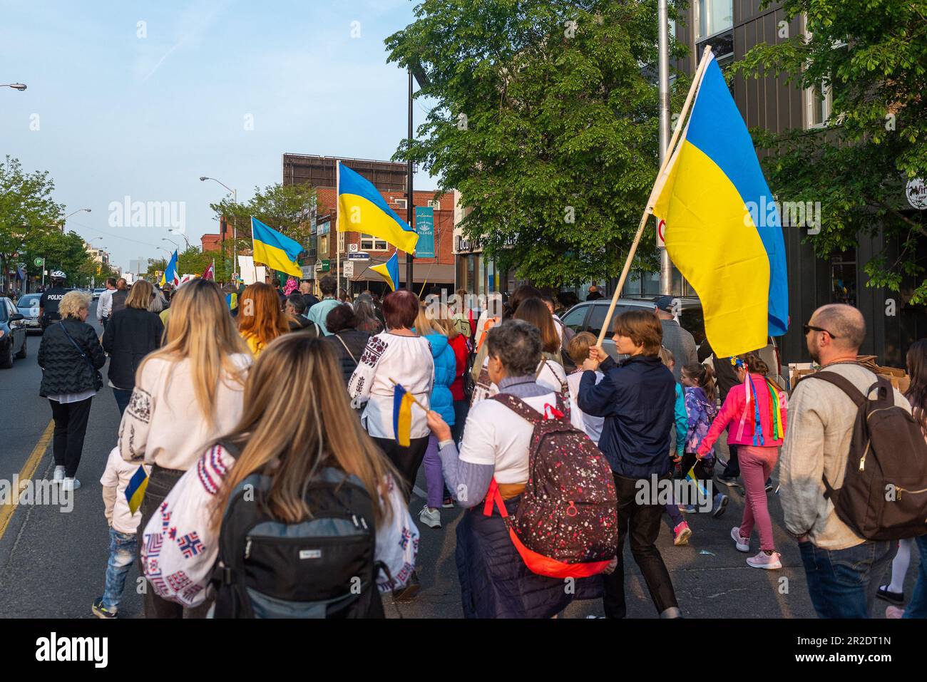 Toronto, ONTARIO, Kanada – 18. Mai 2023: Menschen in ukrainischer Nationalkleidung – Vyshivanka laufen am Vyshyvanka Day, dem ce, entlang der Toronto Street Stockfoto