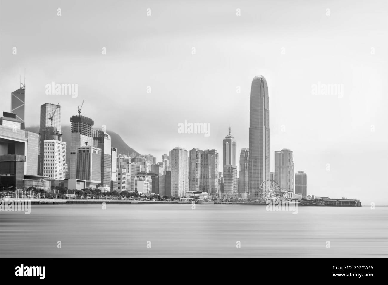 Blick auf die Skyline von Hongkong mit wunderschönen Gebäuden von der Harbourfront Promenade Stockfoto