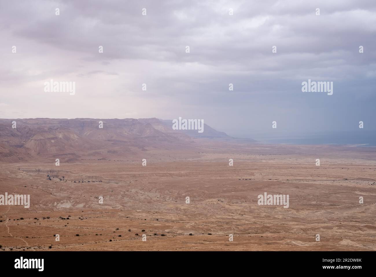 Blick auf die jüdische Wüste und das Tote Meer. Südlicher Bezirk, Israel. Stockfoto