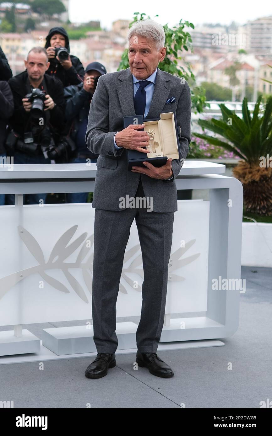 Cannes, Frankreich. 19. Mai 2023. Harrison Ford mit seiner Ehrenkönigin Palme d'Or für seine lebenslange Leistung fotografiert während des Fotogesprächs für Indiana Jones und The Dial of Destiny im Rahmen des Internationalen Filmfestivals 76. in Cannes im Palais des Festivals in Cannes, Frankreich Bild von Julie Edwards/Alamy Live News Stockfoto