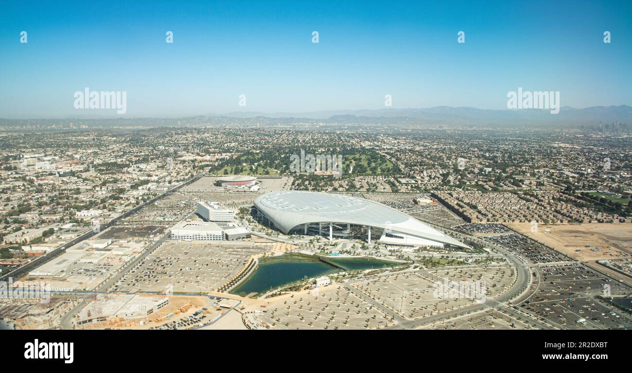 Los Angeles, Kalifornien - Luftaufnahme des SoFi-Stadions, Heimstadion der LA Rams & LA Chargers der National Football League, LA Forum und der NFL-Büros. Stockfoto