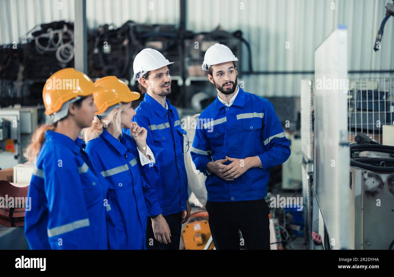 Eine Gruppe von Roboteringenieuren führt gemeinsam Brainstorming durch und diskutiert Ideen mit funktionsübergreifenden Teams auf einem Whiteboard, um Strategien und Lösungen zu entwickeln Stockfoto