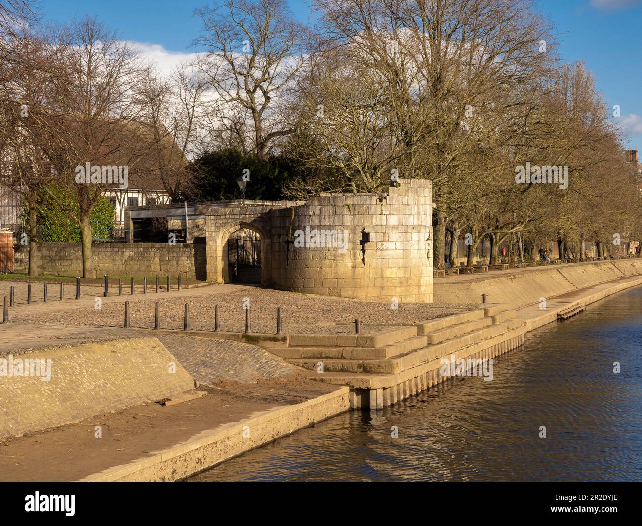 Marygate Landing Tower vom Fluss Ouse aus gesehen am sonnigen Wintertag. Nach York. UK Stockfoto