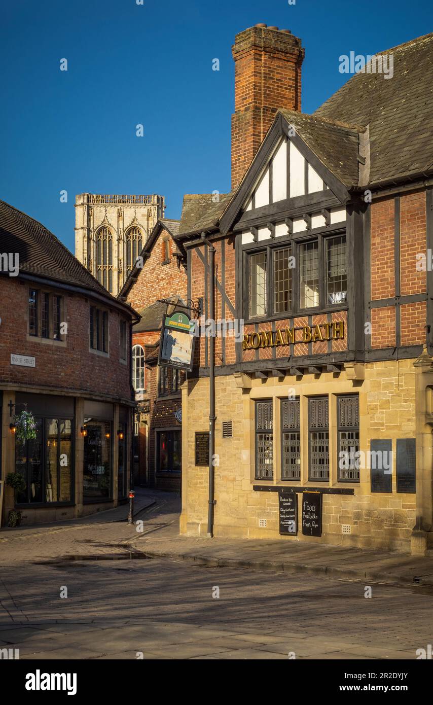 Außenfassade des Stadthauses Roman Bath am St. Sampson's Square mit dem zentralen Turm des York Minster in der Ferne. UK. Stockfoto