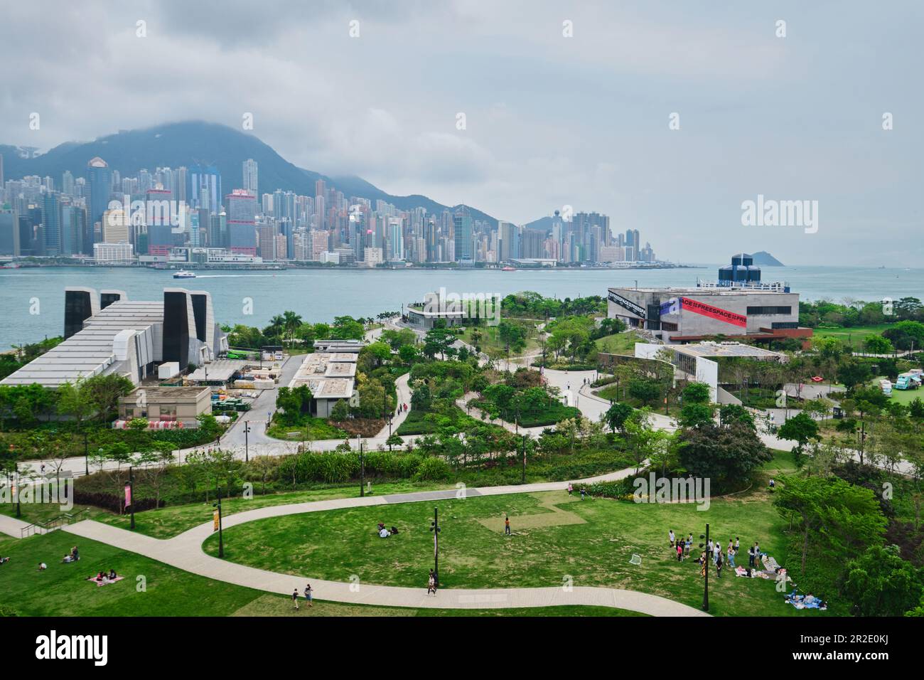 Hongkong, China - 10 2023. April: West Kowloon Cultural District Art Park und Skyline Blick Stockfoto