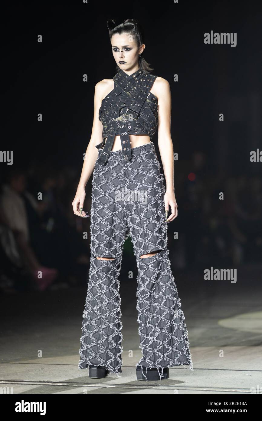 Sydney, Australien. 17. Mai 2023. Ein Modell läuft auf der Landebahn während DER TRAUMSHOW während der Afterpay Australian Fashion Week 2023 bei Carriageworks am 17. MAI 2023 in Sydney, Australien. Gutschrift: IOIO IMAGES/Alamy Live News Stockfoto