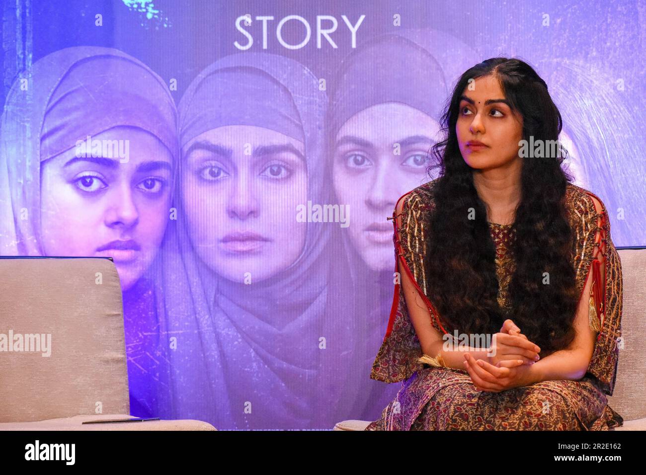 Die Schauspielerin Adah Sharma aus der Pressekonferenz ihres Films " Kerala Story " am 19. Mai 2023 in Kalkutta, Indien. Regisseurin Sudipta Sen und Schauspielerin Adah Sharma nahmen an einer Pressekonferenz Teil, auf der ihr Film „The Kerala Story“, Das Licht der Kontroversen seit dem Tag der Veröffentlichung, da der Film im Bundesstaat Westbengalen verboten wurde, weil er die gemeinschaftliche Harmonie im Bundesstaat störte. Die Kerala Story basiert auf '' Love Dschihad '' und wie viele Mädchen zum Muslim konvertiert wurden und laut dem Bericht der Filmemacher gezwungen wurden, ISIS beizutreten. (Foto von Debarchan Stockfoto