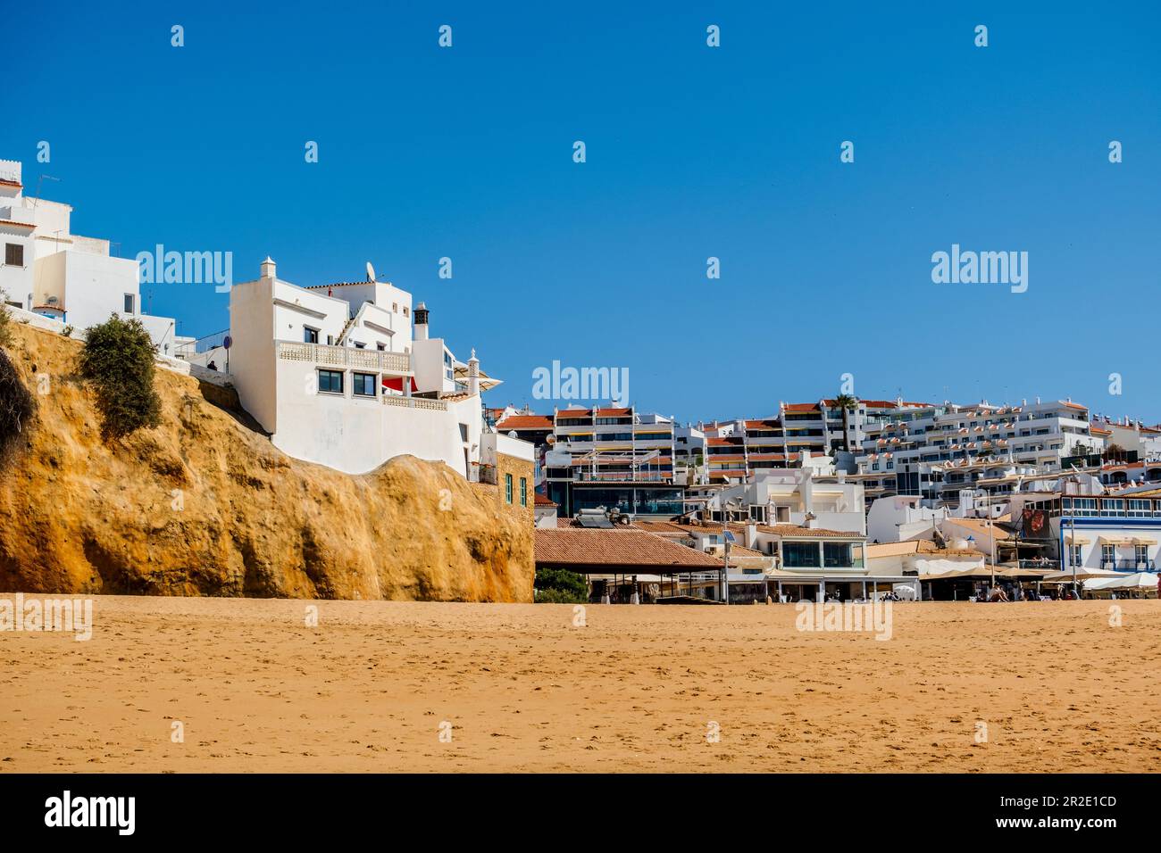 Toller Blick auf Fisherman Beach, Praia dos Pescadores, mit weiß getünchten Häusern auf den Klippen, die sich auf das Meer, den blauen Himmel, die Sommerzeit, Albufeira, Algarv reflektieren Stockfoto