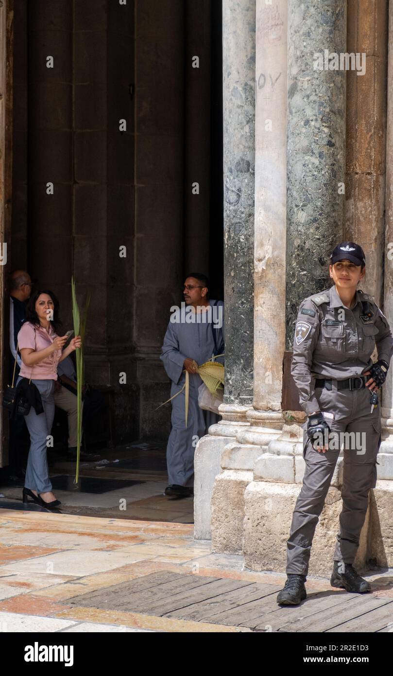 Jerusalem, Israel - 10. April 2023. Polizistin vor der Heiligen Grabeskirche Stockfoto