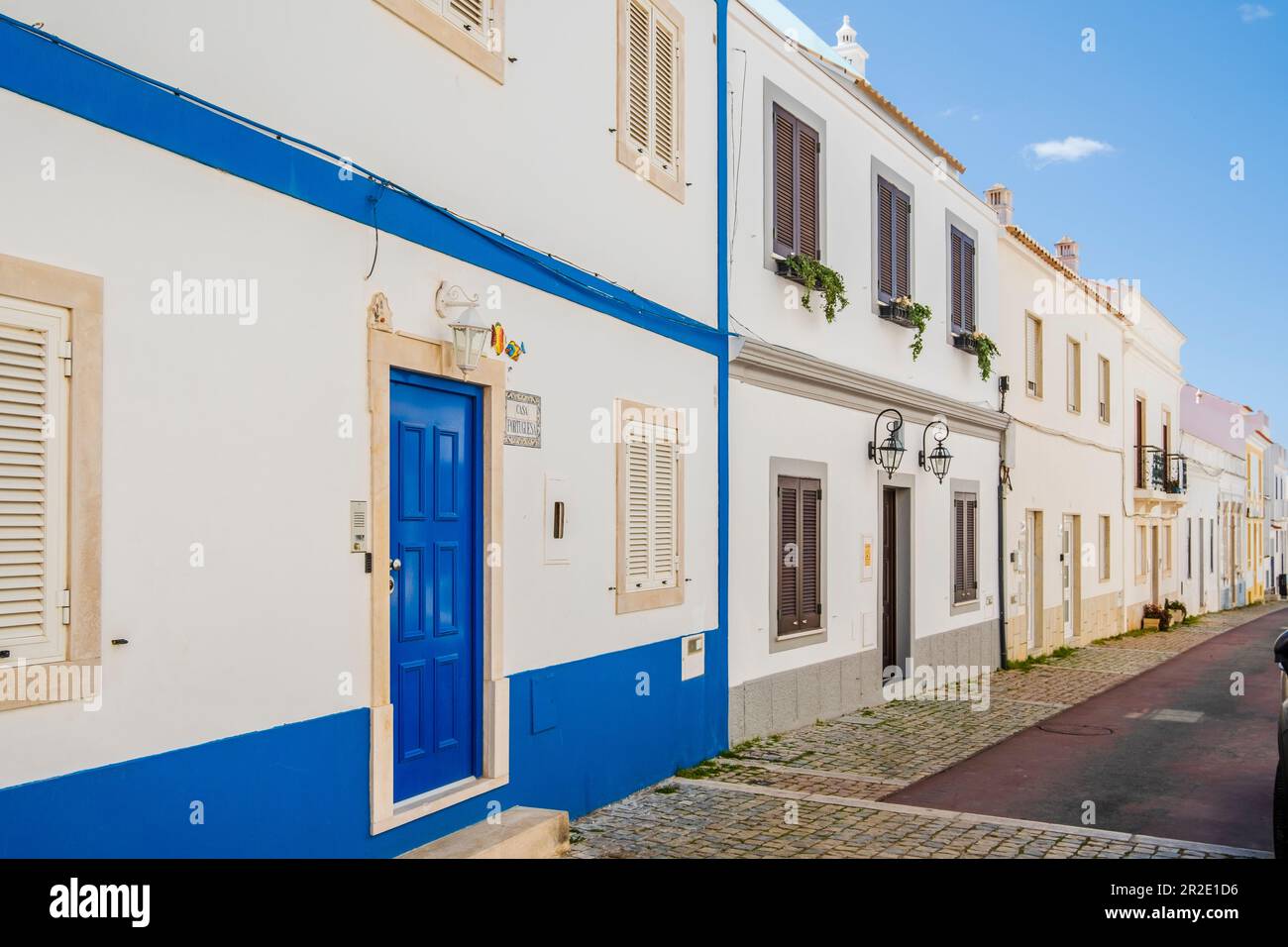 Überwältigender Blick auf traditionelle portugiesische Häuser, typisches Design und Architektur der algarve, traditionelle weiß getünchte Orte, Albufeira, Algarve, Portugal Stockfoto