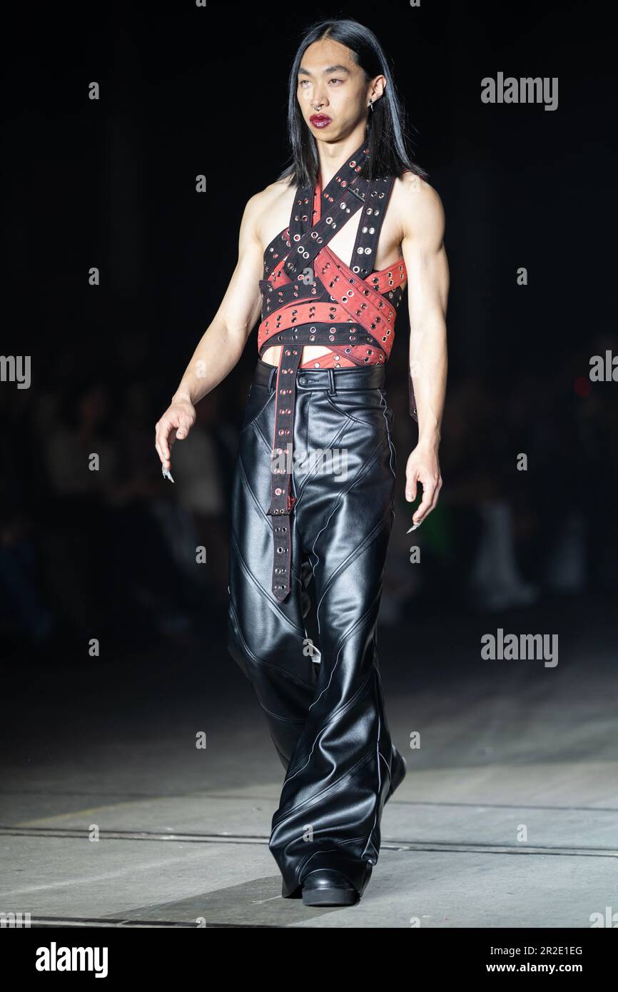 Sydney, Australien. 17. Mai 2023. Ein Modell läuft auf der Landebahn während DER TRAUMSHOW während der Afterpay Australian Fashion Week 2023 bei Carriageworks am 17. MAI 2023 in Sydney, Australien. Gutschrift: IOIO IMAGES/Alamy Live News Stockfoto