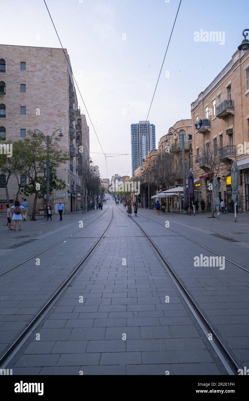 Jerusalem, Israel - 10. April 2023. Leute, die während des Urlaubs auf der Jaffa Street spazieren Stockfoto
