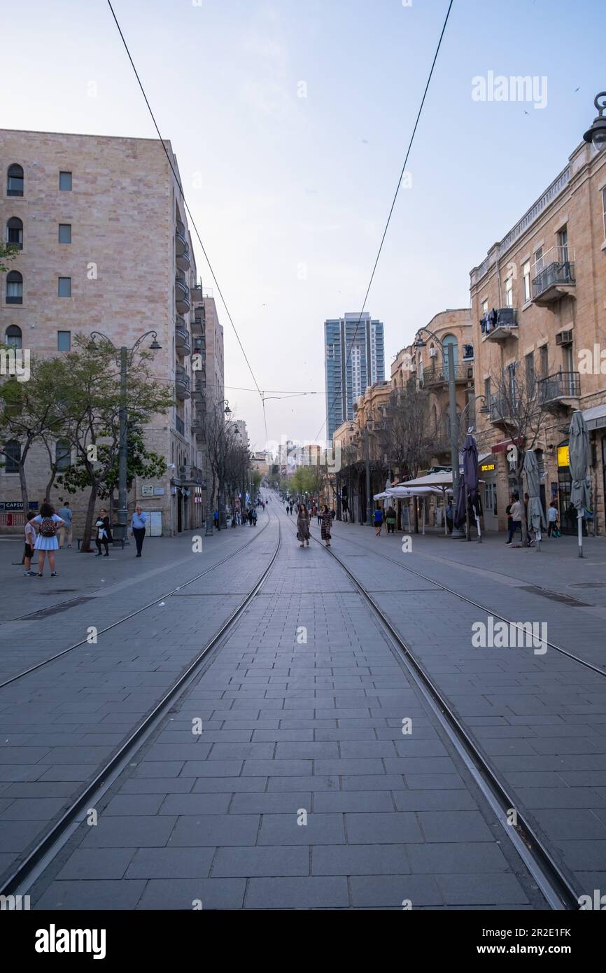Jerusalem, Israel - 10. April 2023. Leute, die während des Urlaubs auf der Jaffa Street spazieren Stockfoto
