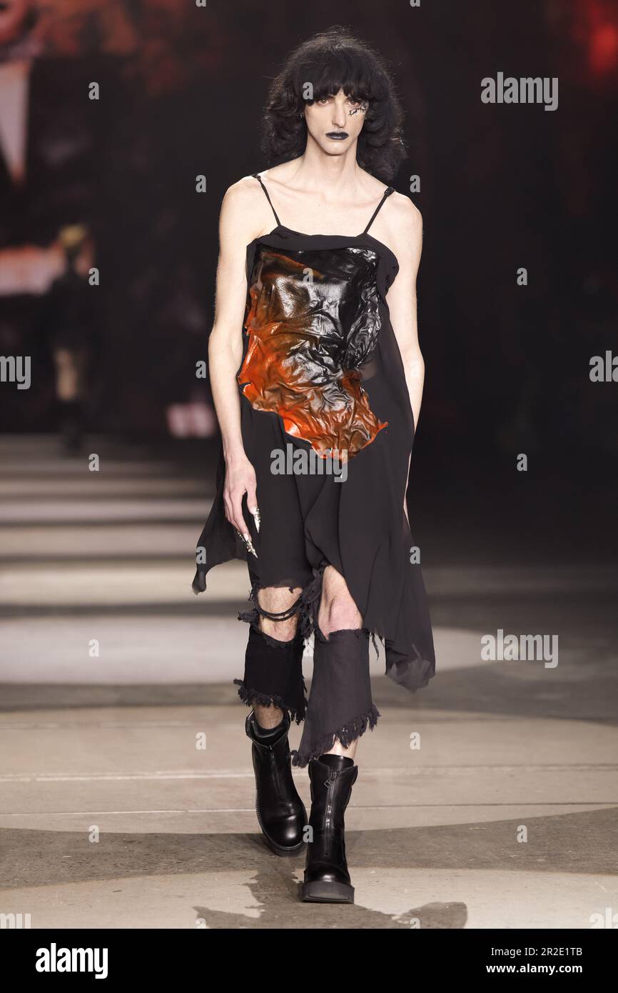 Sydney, Australien. 17. Mai 2023. Ein Modell läuft auf der Landebahn während DER TRAUMSHOW während der Afterpay Australian Fashion Week 2023 bei Carriageworks am 17. MAI 2023 in Sydney, Australien. Gutschrift: IOIO IMAGES/Alamy Live News Stockfoto