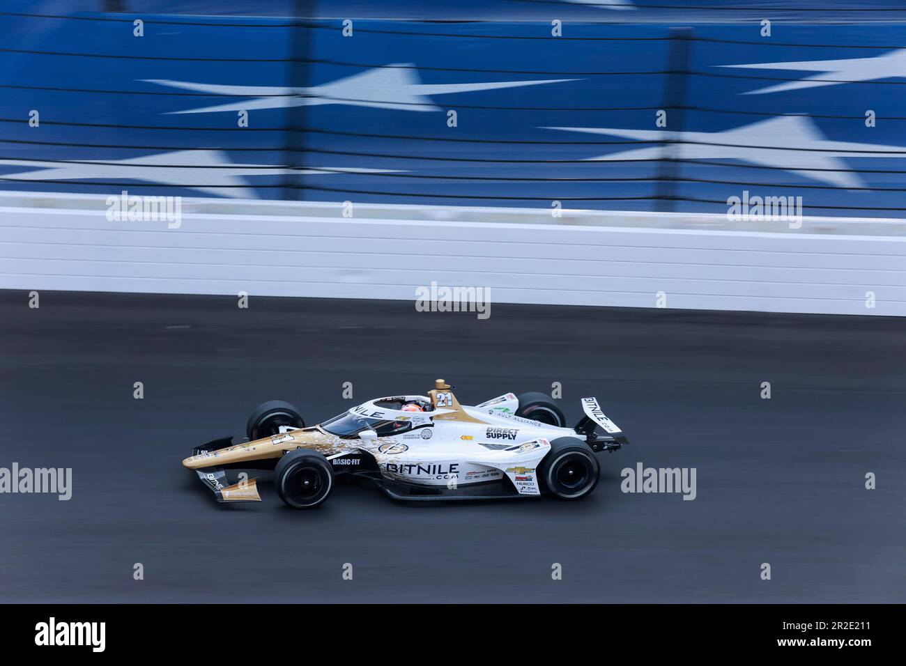 Indianapolis, Usa. 18. Mai 2023. Rinus VeeKay (21) aus den Niederlanden und Ed Carpenter Racing trainieren für den 2023 Indy 500 auf dem Indianapolis Motor Speedway in Indianapolis, Indiana. Kredit: SOPA Images Limited/Alamy Live News Stockfoto