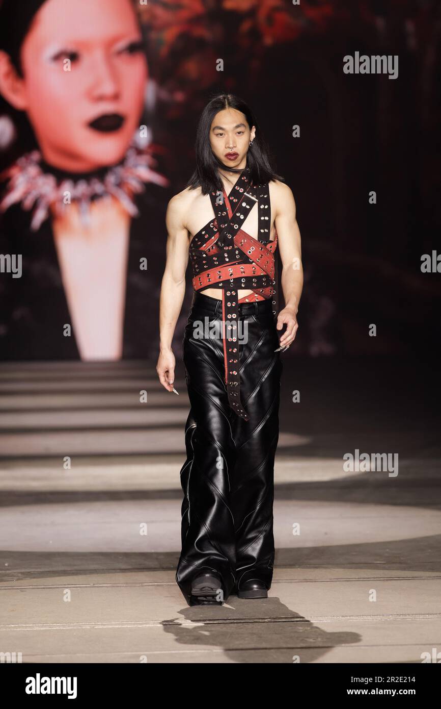 Sydney, Australien. 17. Mai 2023. Ein Modell läuft auf der Landebahn während DER TRAUMSHOW während der Afterpay Australian Fashion Week 2023 bei Carriageworks am 17. MAI 2023 in Sydney, Australien. Gutschrift: IOIO IMAGES/Alamy Live News Stockfoto