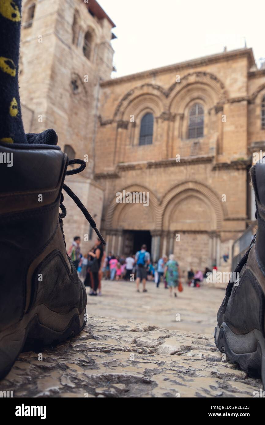 Jerusalem, Israel - 10. April 2023. Touristen und Pilger am Eingang der heiligen Seepulcherkirche Stockfoto
