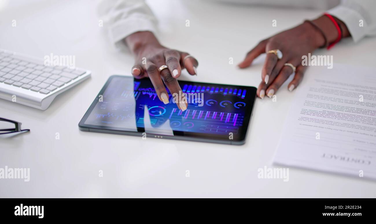 African American Data Analyst mit Data Analytics KPI Dashboard Stockfoto