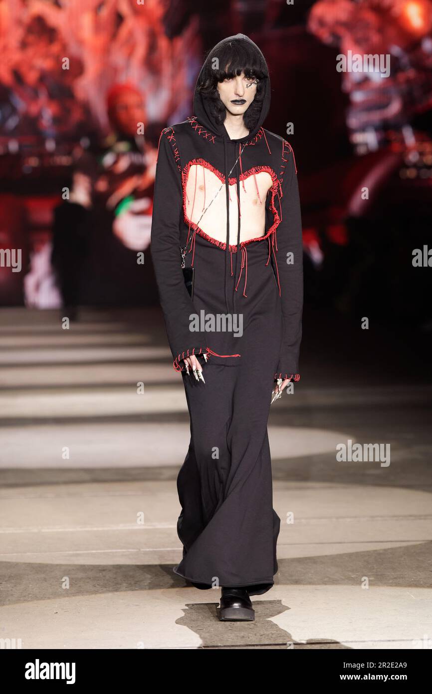 Sydney, Australien. 17. Mai 2023. Ein Modell läuft auf der Landebahn während DER TRAUMSHOW während der Afterpay Australian Fashion Week 2023 bei Carriageworks am 17. MAI 2023 in Sydney, Australien. Gutschrift: IOIO IMAGES/Alamy Live News Stockfoto