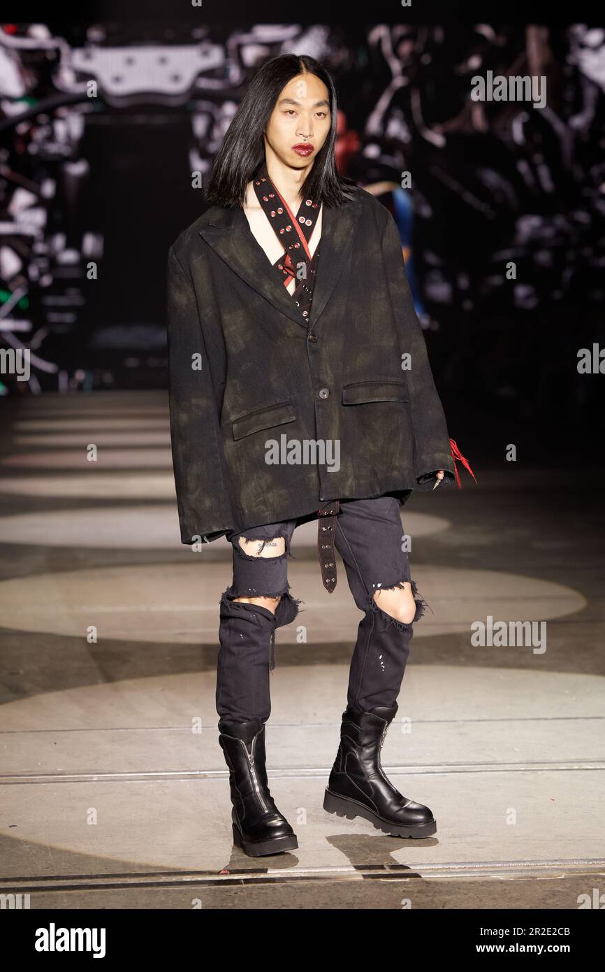 Sydney, Australien. 17. Mai 2023. Ein Modell läuft auf der Landebahn während DER TRAUMSHOW während der Afterpay Australian Fashion Week 2023 bei Carriageworks am 17. MAI 2023 in Sydney, Australien. Gutschrift: IOIO IMAGES/Alamy Live News Stockfoto