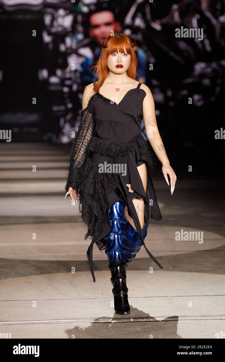 Sydney, Australien. 17. Mai 2023. Ein Modell läuft auf der Landebahn während DER TRAUMSHOW während der Afterpay Australian Fashion Week 2023 bei Carriageworks am 17. MAI 2023 in Sydney, Australien. Gutschrift: IOIO IMAGES/Alamy Live News Stockfoto