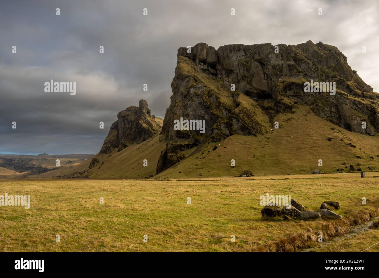 Gelb-grüne Farbe von Gras und Moos, die den gesamten Boden und den Berg bedecken. Wolkiger Himmel im Herbst. Südlich der Atlantikinsel, clos Stockfoto