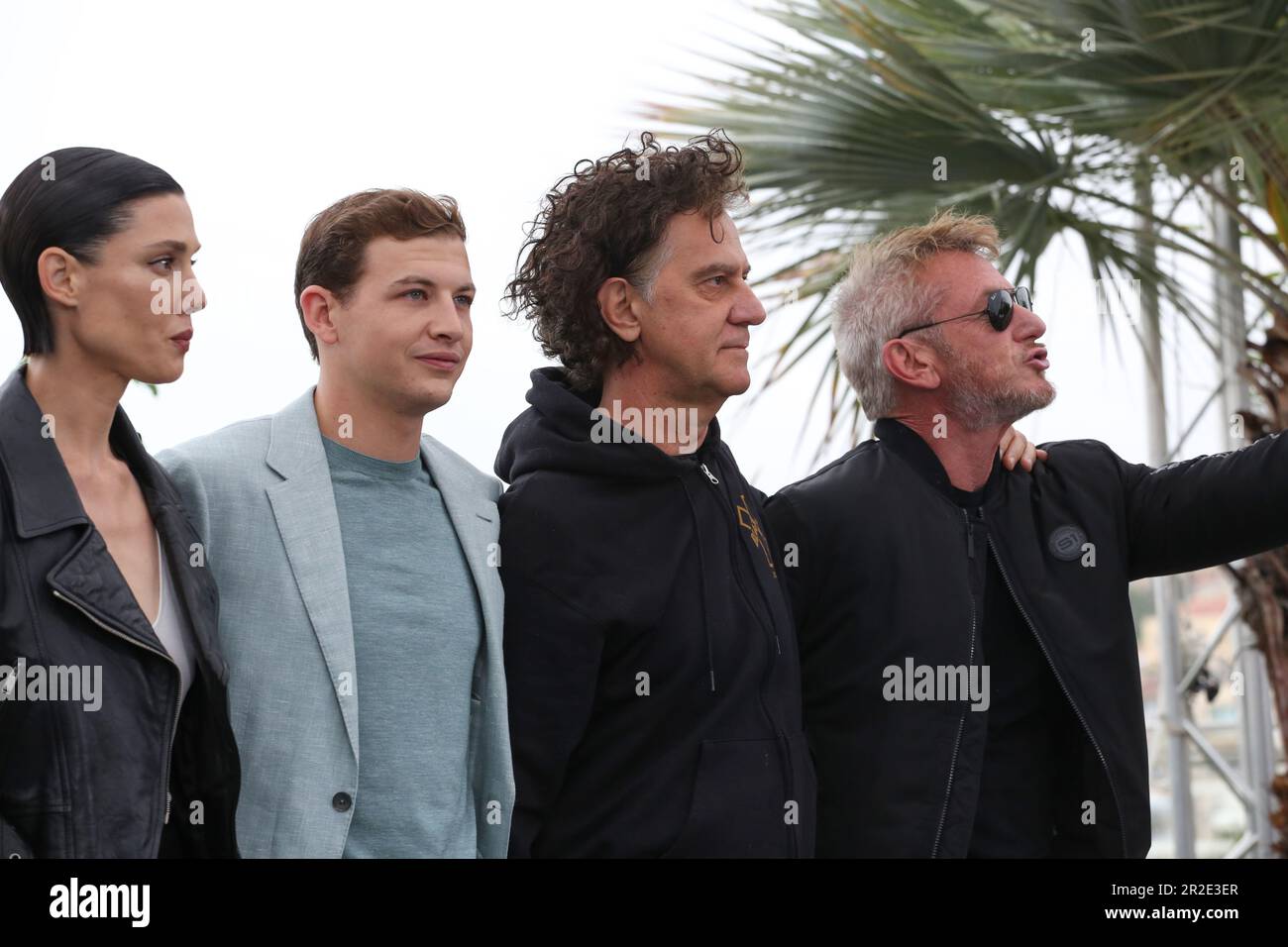 Cannes, Frankreich, 19. Mai 2023. Raquel Nave, Tye Sheridan, Regisseur Jean-Stéphane Sauvaire und Sean Penn beim Fototermin für den Film Black Flies beim Cannes Film Festival 76. Foto: Doreen Kennedy/Alamy Live News. Stockfoto