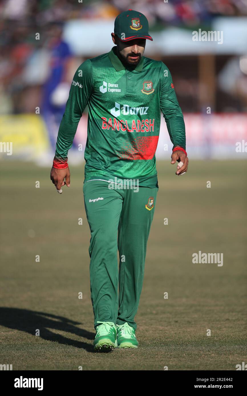 Bangladescher Wächter des Bangladesch-Indiens hat Liton das während des Bangladesch-Indien-Spiels Third One Day International (ODI) im Zahur Ahmed Chowdhury Stadium, Sagori, geschlagen Stockfoto